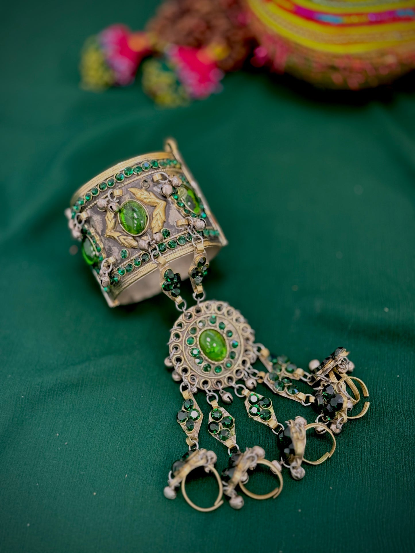 Cuff bracelet with rings - Green